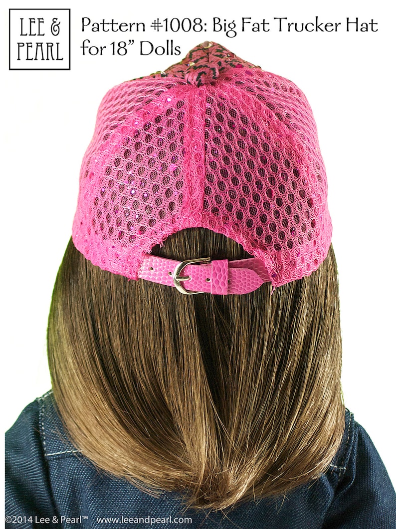Peut inclure: Casquette de camionneur rose avec un dos en maille et une sangle en cuir rose avec une boucle argent&eacute;e. Le chapeau est con&ccedil;u pour les poup&eacute;es de 45,7 cm. Le texte "Pattern #1008: Big Fat Trucker Hat for 18" Dolls" est visible sur l'image.