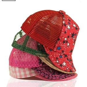 Peut inclure: Quatre styles diff&eacute;rents de chapeaux pour poup&eacute;es de 45 cm. Les chapeaux sont empil&eacute;s les uns sur les autres. Le chapeau du haut est rouge avec des &eacute;toiles blanches et un dos en maille. Le deuxi&egrave;me chapeau est vert avec un dos en maille. Le troisi&egrave;me chapeau est rose avec un dos en maille. Le chapeau du bas est en vichy rose et blanc.