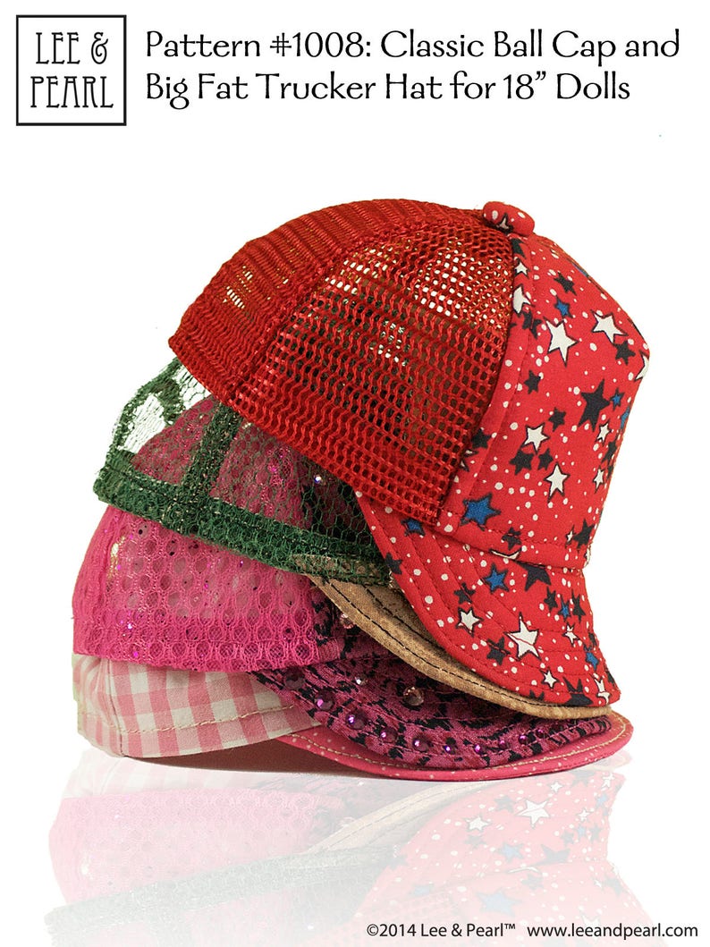 Peut inclure: Quatre styles diff&eacute;rents de chapeaux pour poup&eacute;es de 45 cm. Les chapeaux sont empil&eacute;s les uns sur les autres. Le chapeau du haut est rouge avec des &eacute;toiles blanches et un dos en maille. Le deuxi&egrave;me chapeau est vert avec un dos en maille. Le troisi&egrave;me chapeau est rose avec un dos en maille. Le chapeau du bas est en vichy rose et blanc.