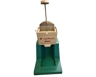 Suzy Homemaker Full Size Juicer in Original Box With Direction