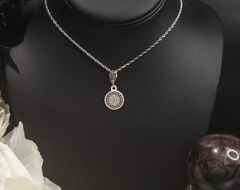 Urzekający naszyjnik z Hekate ze srebra próby 925 i stali nierdzewnej – idealny do pogańskiego, gotyckiego stylu wicca. Biżuteria Hekate, Naszyjnik Hekate
