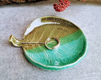 PLATO DE HOJAS con estampado de hojas / regalo de boda / soporte de anillos de cerámica / plato hecho a mano / plato de hojas de cerámica / regalo de boda hecho a mano /