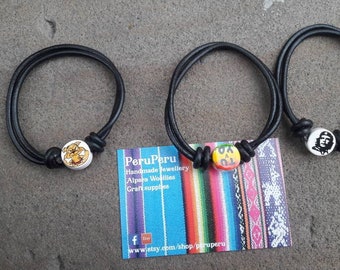 Bracelet rond en cuir noir avec perle imprimée rasta bulldog