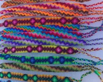 Bracelets de l'amitié andine multicolores. Symbole de l'éclair