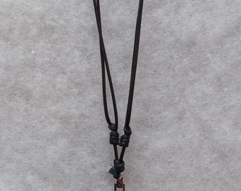 Collier réglable à pendentif croix en acier