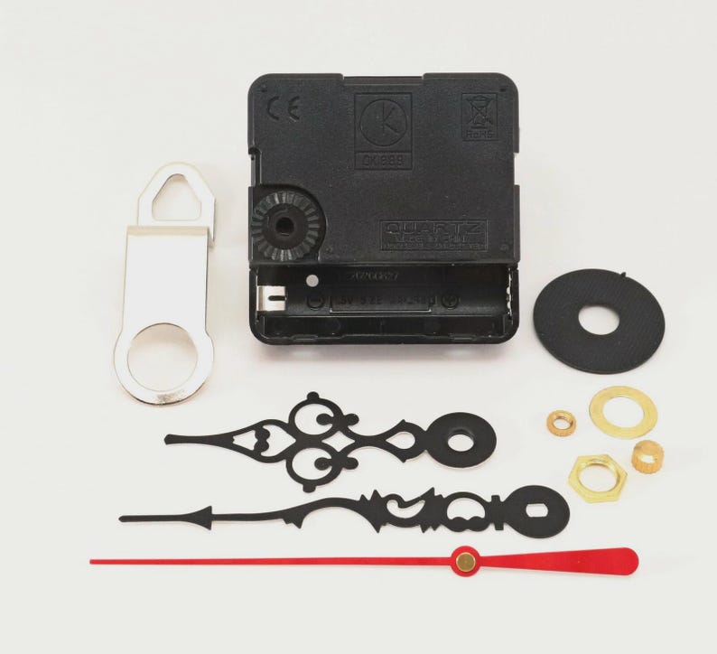 Pode incluir: Kit de fabrica&ccedil;&atilde;o de rel&oacute;gios com movimento de rel&oacute;gio preto, gancho prateado, ponteiros pretos, ponteiro de segundos vermelho e v&aacute;rias ferragens de lat&atilde;o e pretas. Inclui uma arruela de borracha preta e uma arruela de pl&aacute;stico preta.