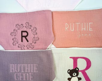 Juego de 5 baberos de muselina bordados para bebé niña