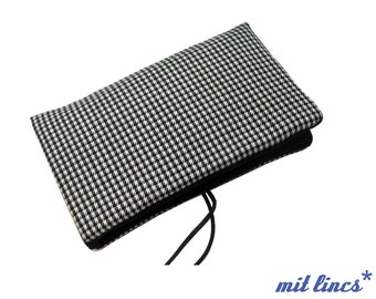 Tobacco pouch with houndstooth motif