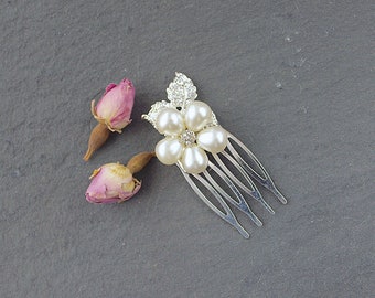 Floral Pearl Wedding Hair Comb for a bride or bridesmaid. Wedding Hair Accessory featuring a pearl flower and crystal leaves. Vintage Style