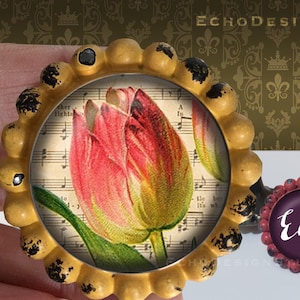 Pode incluir: Um conjunto de três botões decorativos para armário. O primeiro botão apresenta uma ilustração vintage de uma tulipa numa folha de música. O segundo botão é de cor roxo escuro com a palavra "Echo" escrita em branco. O terceiro botão é de cor amarela com um acabamento desgastado.