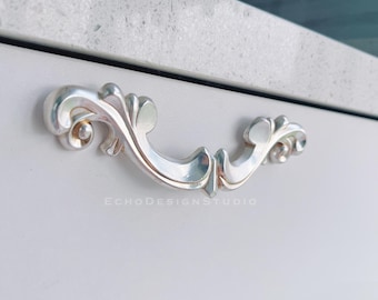 Antyczny srebrny uchwyt do szafki – ozdobny uchwyt do komody w stylu shabby chic (BS-C-1277)