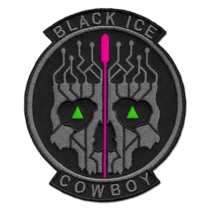 Puede incluir: Un parche bordado circular con un diseño de calavera gris y patrones de circuitos. El texto BLACK ICE está arqueado en la parte superior y COWBOY en la inferior en gris. Una línea vertical rosa brillante atraviesa el centro y dos triángulos verde brillante se sitúan en las cuencas de los ojos.