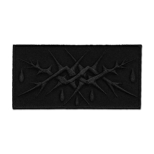 Könnte beinhalten: Ein schwarzer, gestickter Aufnäher mit einem dornigen Astdesign und drei tropfenförmigen Elementen. Der rechteckige Aufnäher hat ein strukturiertes Aussehen, wobei die Designelemente erhaben sind.