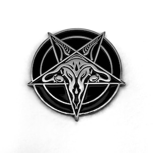 Könnte beinhalten: Eine silberfarbene Metallstifte mit einem schwarzen Emaille-Pentagramm, das eine stilisierte, umgedrehte Gebärmutter mit drei Blutstropfen zeigt.