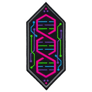 Può includere: Una toppa nera con un design geometrico raffigurante una doppia elica di DNA rosa, accentuata da linee verdi, viola e blu. La toppa ha un bordo grigio e una forma a diamante.