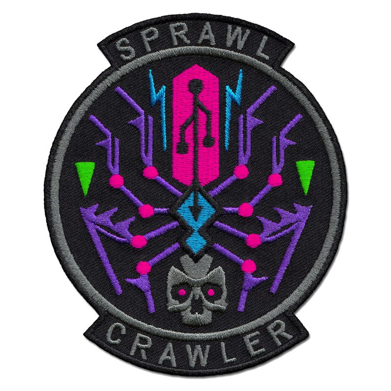 Puede incluir: Parche bordado circular con las palabras "SPRAWL" y "CRAWLER". El dise&ntilde;o presenta una figura central rosa y azul, brazos morados con forma de ara&ntilde;a, tri&aacute;ngulos verdes y una calavera. Fondo negro, borde gris.
