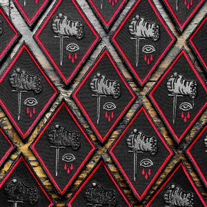 Może przedstawiać: Zestaw trzech ceramicznych kubk&oacute;w z nakrapianym, matowym wykończeniem. Kubki są w odcieniach kremu, jasnoszarym i ciemnoszarym. Każdy kubek ma prosty, minimalistyczny design, idealny do kawy lub herbaty.