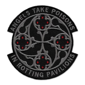 以下が含まれることがあります： 円形のデザインで「Angels Take Poisons In Rotting Pavilions」という文字が書かれた黒とグレーの刺繍パッチ。デザインは、赤いアクセントが付いたスタイリッシュな花柄です。