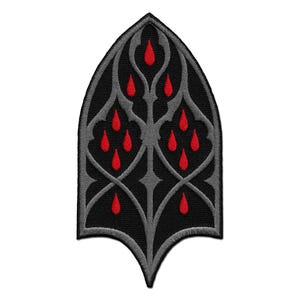 Pode incluir: Um remendo bordado preto e cinza em forma de arco pontiagudo com um design gótico. O arco está cheio de gotas de sangue vermelhas estilizadas.