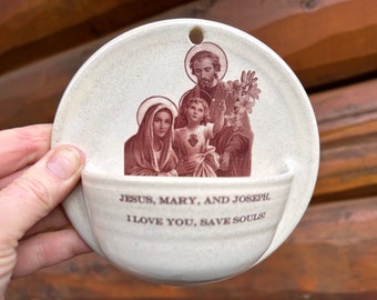 Pila de agua bendita católica de la Sagrada Familia hecha a mano