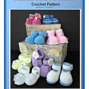 Może przedstawiać: Wzór na szydełkowe buciki z paskiem na guziki dla noworodków do 6 miesięcy. Wzór obejmuje różne rozmiary i style, w tym różowe, niebieskie, białe, żółte i fioletowe buciki.