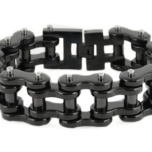 Op de afbeelding: Zwarte metalen kettingarmband met een zilveren sluiting. De armband is gemaakt van meerdere gekoppelde kettingstukken.