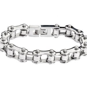 Könnte beinhalten: Ein silbernes Kettenarmband aus miteinander verbundenen Metallteilen.