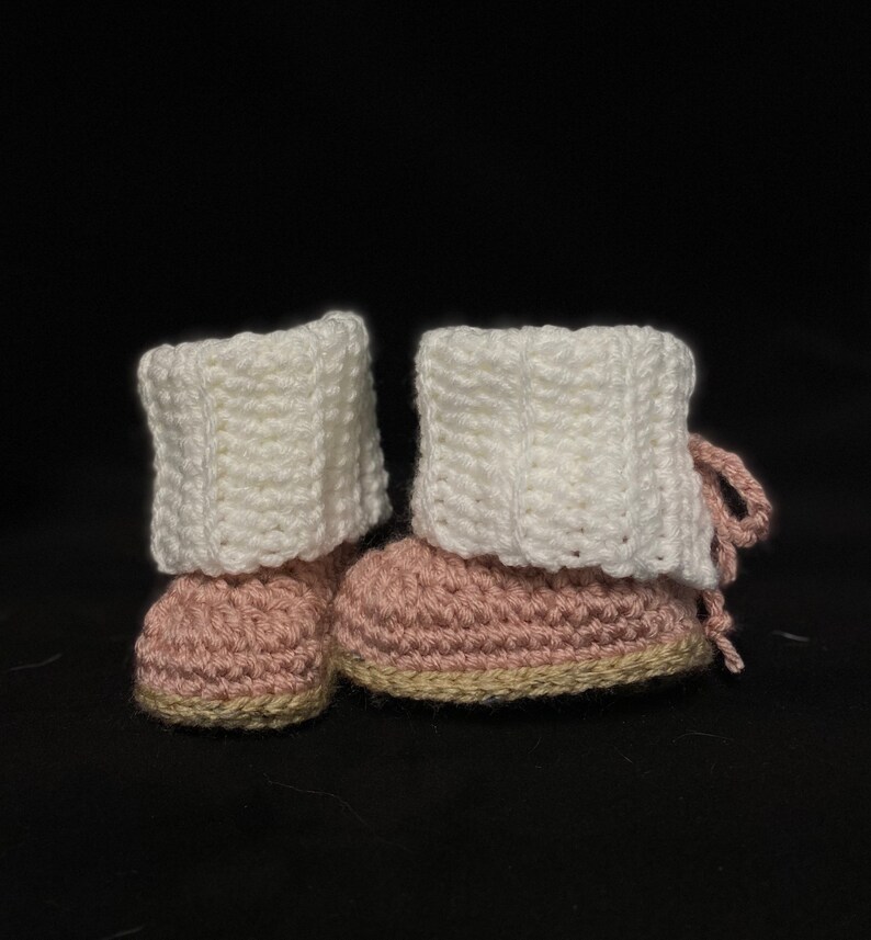 newborn girl outfit Double Pom Pom Hat and bootie BABY SHOWER GIFT Baby Girl Coming Home Outfit
