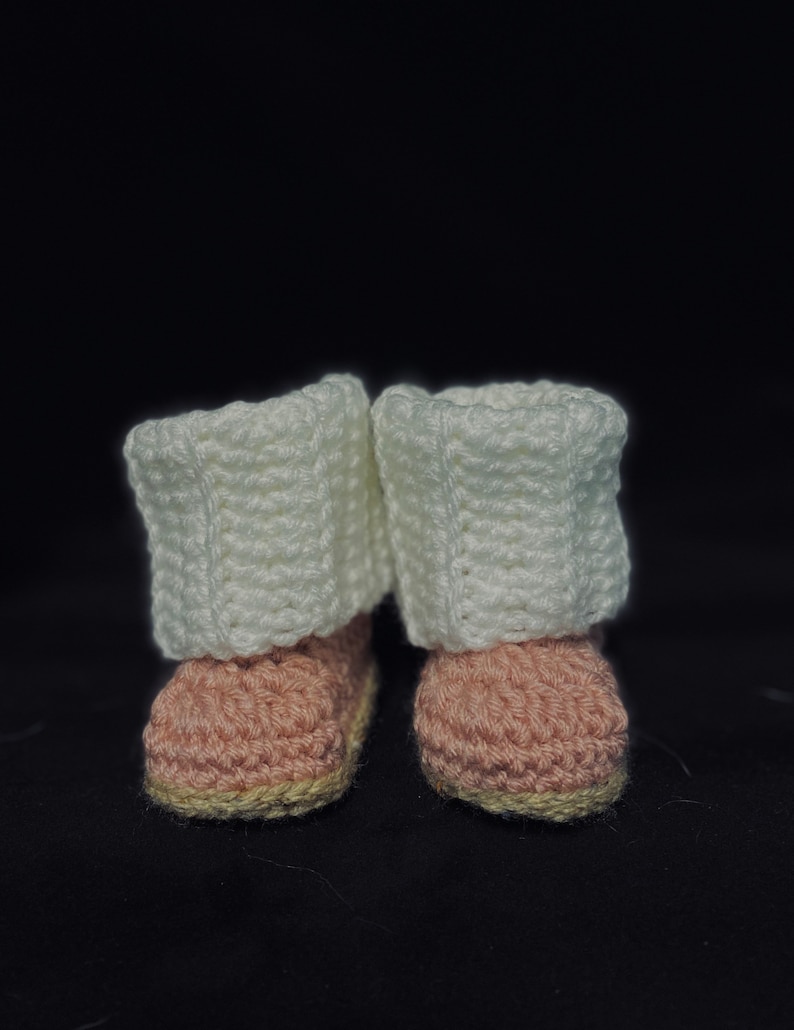 newborn girl outfit Double Pom Pom Hat and bootie BABY SHOWER GIFT Baby Girl Coming Home Outfit
