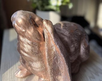 Figura grande de conejo francés de orejas caídas en oro rosa