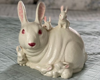 Figura de conejo grande con 5 conejitos