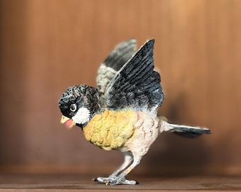 Pájaro de bronce antiguo pintado en frío con las alas abiertas