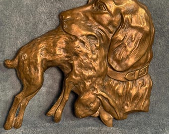 Perro de caza de metal con conejo.