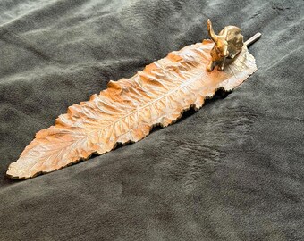 Metal rabbit on leaf tray