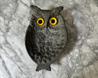 Plato con forma de búho antiguo de metal con ojos de cristal