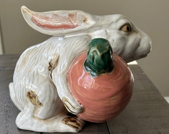 Conejo de cerámica con zanahoria