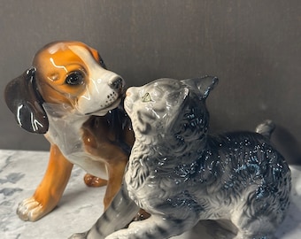 Figura de cachorro y gatito fabricada en Italia.
