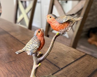 Pájaros carboneros y petirrojos de bronce pintados en frío de época en una rama