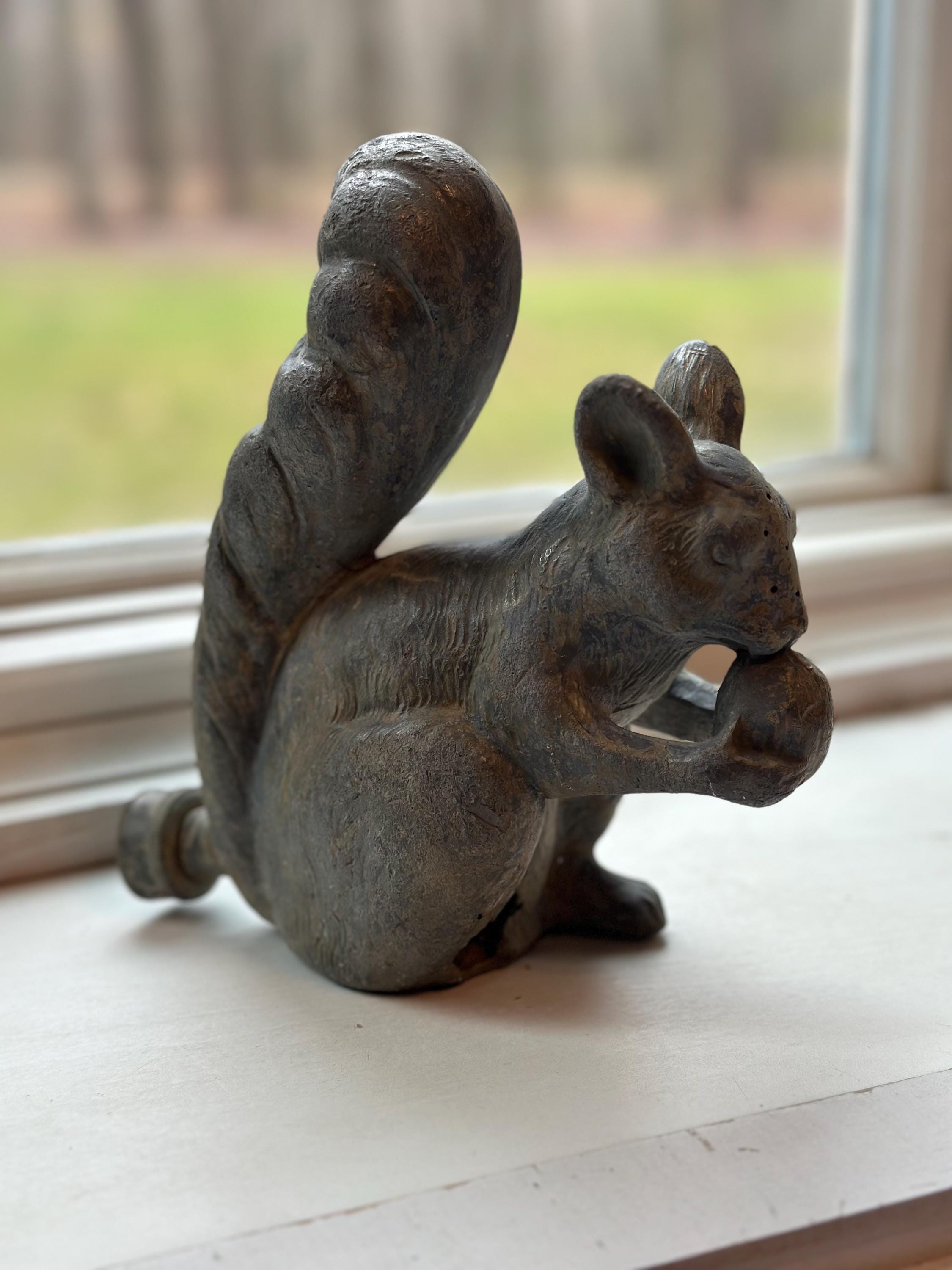 Esschert Design Cast Iron Squirrel Doorstop Sculpture - Rust Finish, Decorative & Functional