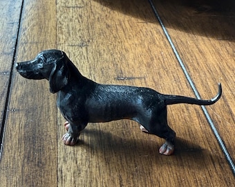 Figura de perro salchicha de metal vintage