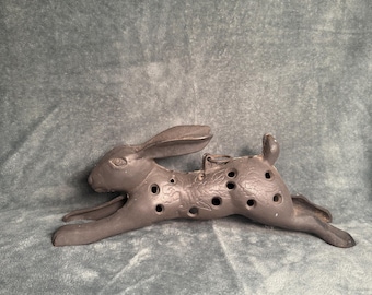 Farol vintage de hierro fundido con forma de conejo