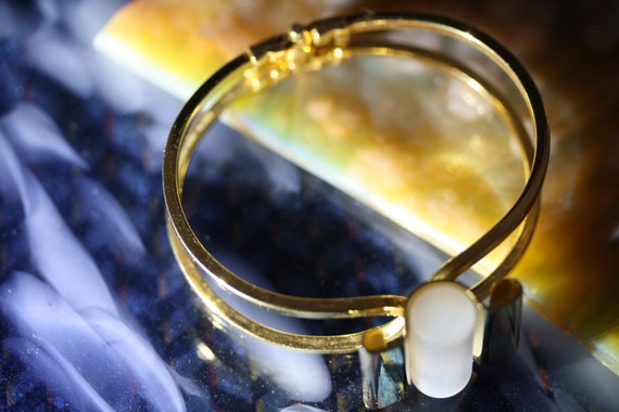 Art Deco Frosted Lucite and Goldtone Vintage Clam… - image 3
