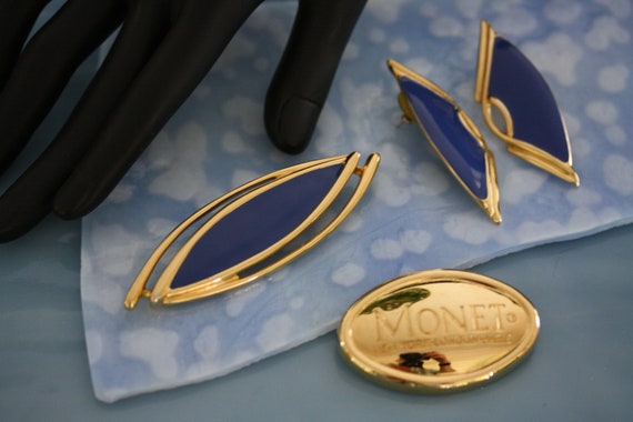 Vintage Monet Mid Century Gold with Navy Enamel A… - image 2