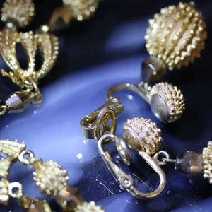 Juego de aretes y collar en tono dorado Crown Trifari de los años 60