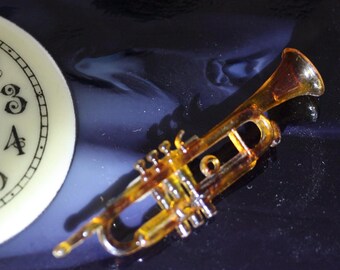 Jazz Age Celluloid Apple Juice Roaring 20s Trumpet Brooch