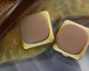 Svelte Understated 1940s Tan & Gold Vintage Clip 0n Earrings