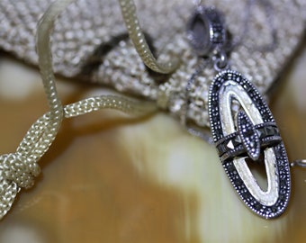 Collier à pendentif ancien en argent sterling poinçonné, art déco, émail et marcassite