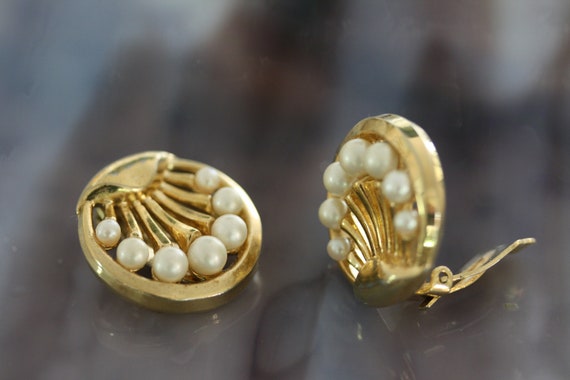 Crown Trifari Vintage Gold and Pearl Art Deco Fan Clip-on  display picture 1