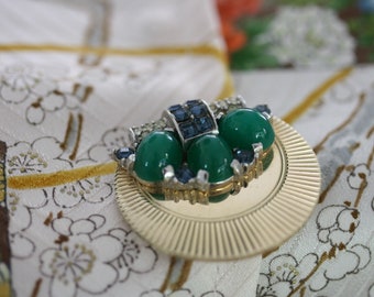 Superbe pince à fourrure Bucher Art Déco en jade Gripoix avec cabine de voiture et cristal de saphir