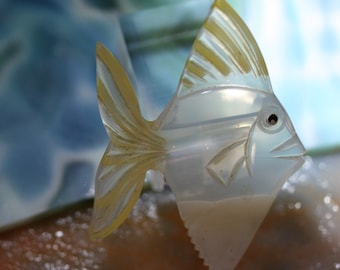 poisson ange vintage en lucite translucide jaune pâle